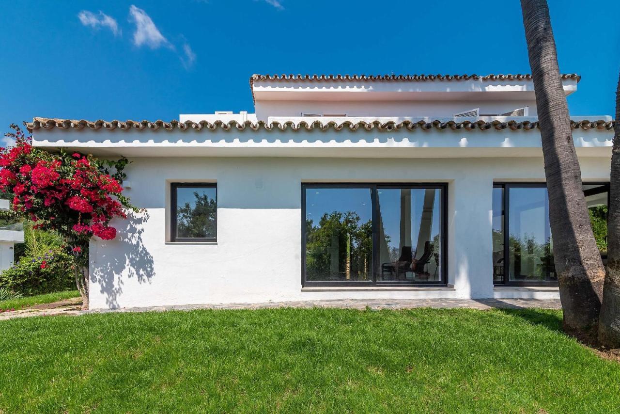 Villa 4 Bdrms Charming 3 Palms In Elviria, Sea Views!