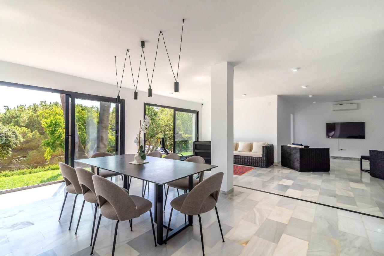 Villa 4 Bdrms Charming 3 Palms In Elviria, Sea Views! *