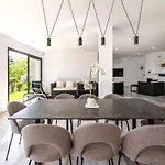 4 Bdrms Charming 3 Palms Villa In Elviria, Sea Views!