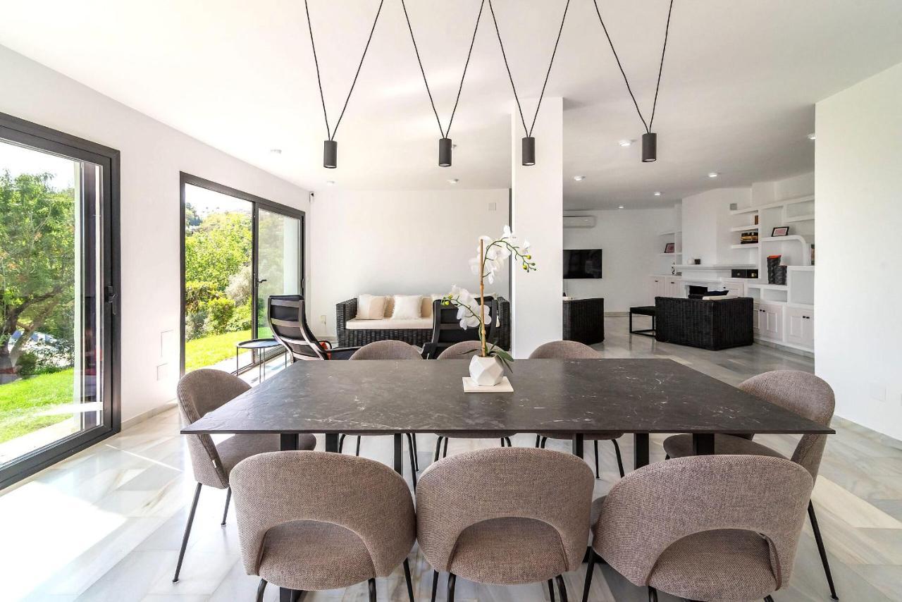 Villa 4 Bdrms Charming 3 Palms In Elviria, Sea Views! *