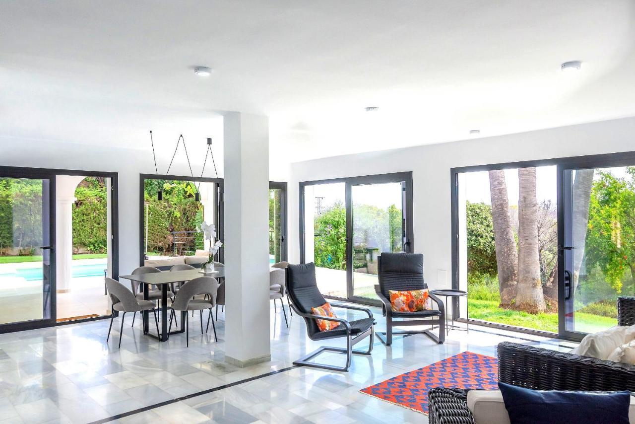 Villa 4 Bdrms Charming 3 Palms In Elviria, Sea Views!