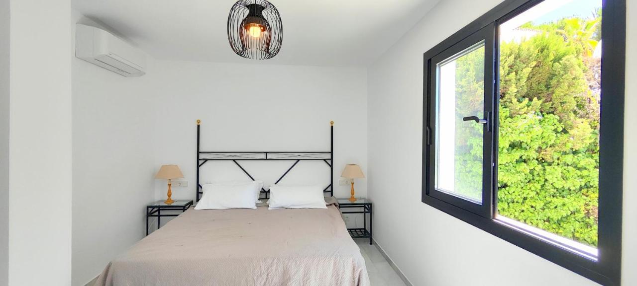 Villa 4 Bdrms Charming 3 Palms In Elviria, Sea Views! *
